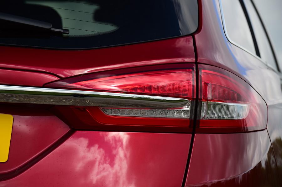 Детали экстерьера Ford Mondeo Hybrid Estate 2019 года  (фото 11 из 21)